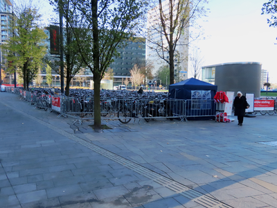 912200 Gezicht op de tijdelijke fietsenstalling op het Jaarbeursplein te Utrecht, ingericht nadat de 'Fietsenstalling ...